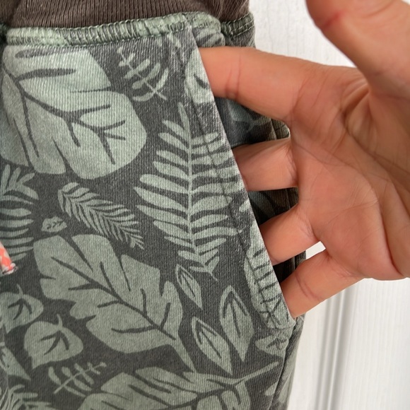 Mini Boden (Johnnie Boden) Leaves pattern terry shorts - Picture 3 of 6